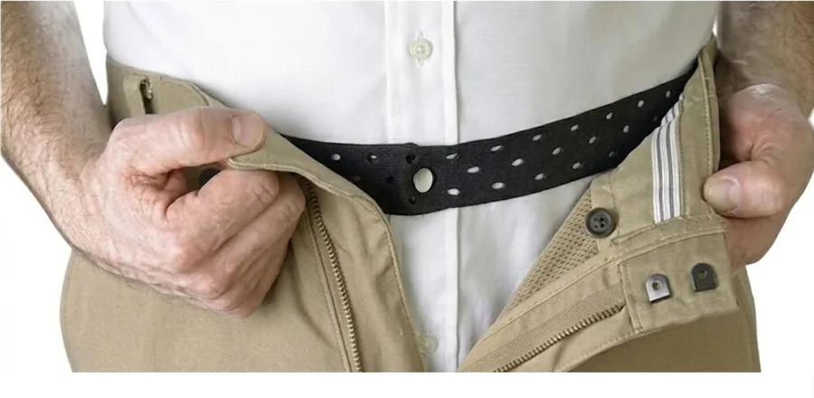 The belt worn at the waist over the shirt tail, inside open trousers